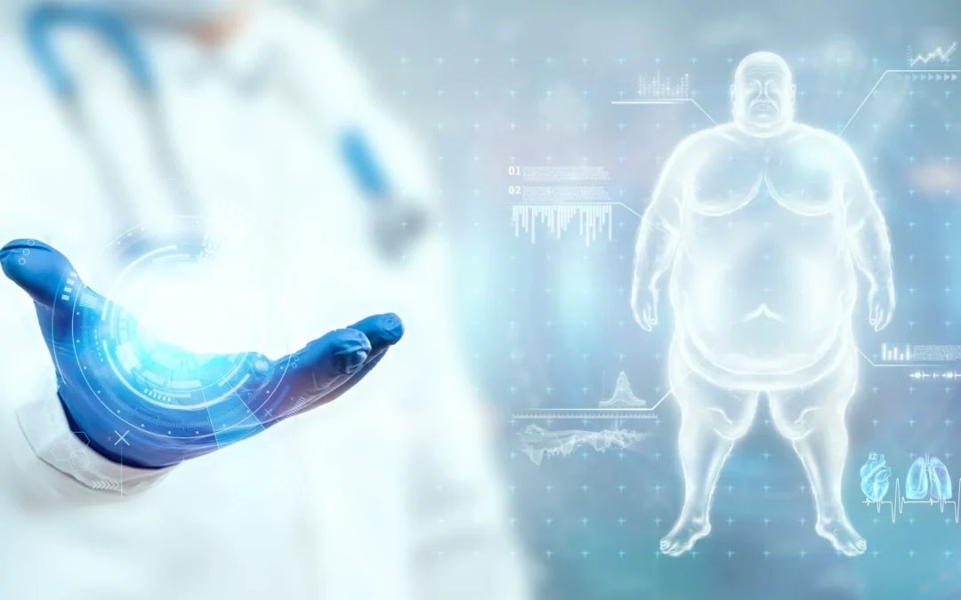 Arzt mit Handschuh zeigt auf Hologramm eines übergewichtigen Körpers mit medizinischen Daten und Diagrammen.