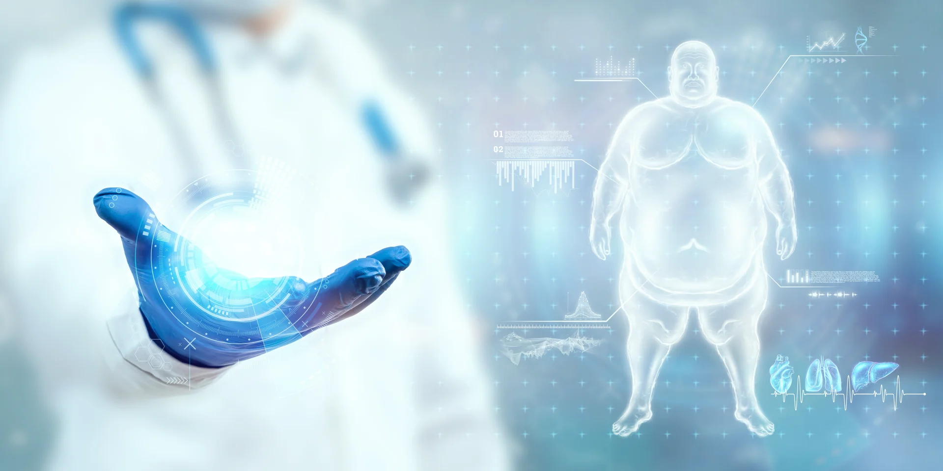 Arzt mit Handschuh zeigt auf Hologramm eines übergewichtigen Körpers mit medizinischen Daten und Diagrammen.